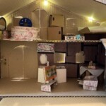 2階には左からトイレ、お風呂、冷蔵庫、コンロ、ベッド。
1階にはテレビ、洗面所、エアコン、テーブル、ソファだそうです!
ライトもつけて本格的です。